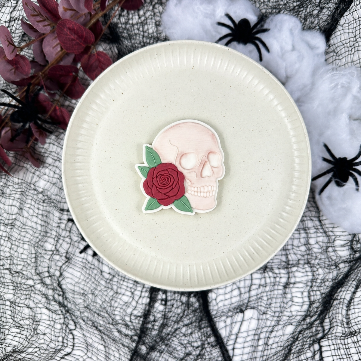 Totenkopf mit Rose