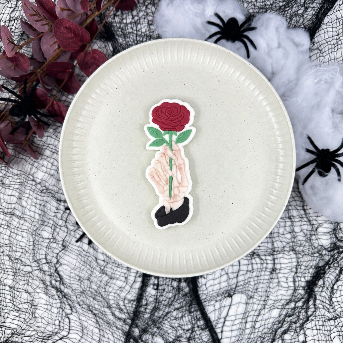 Skeletthand mit Rose