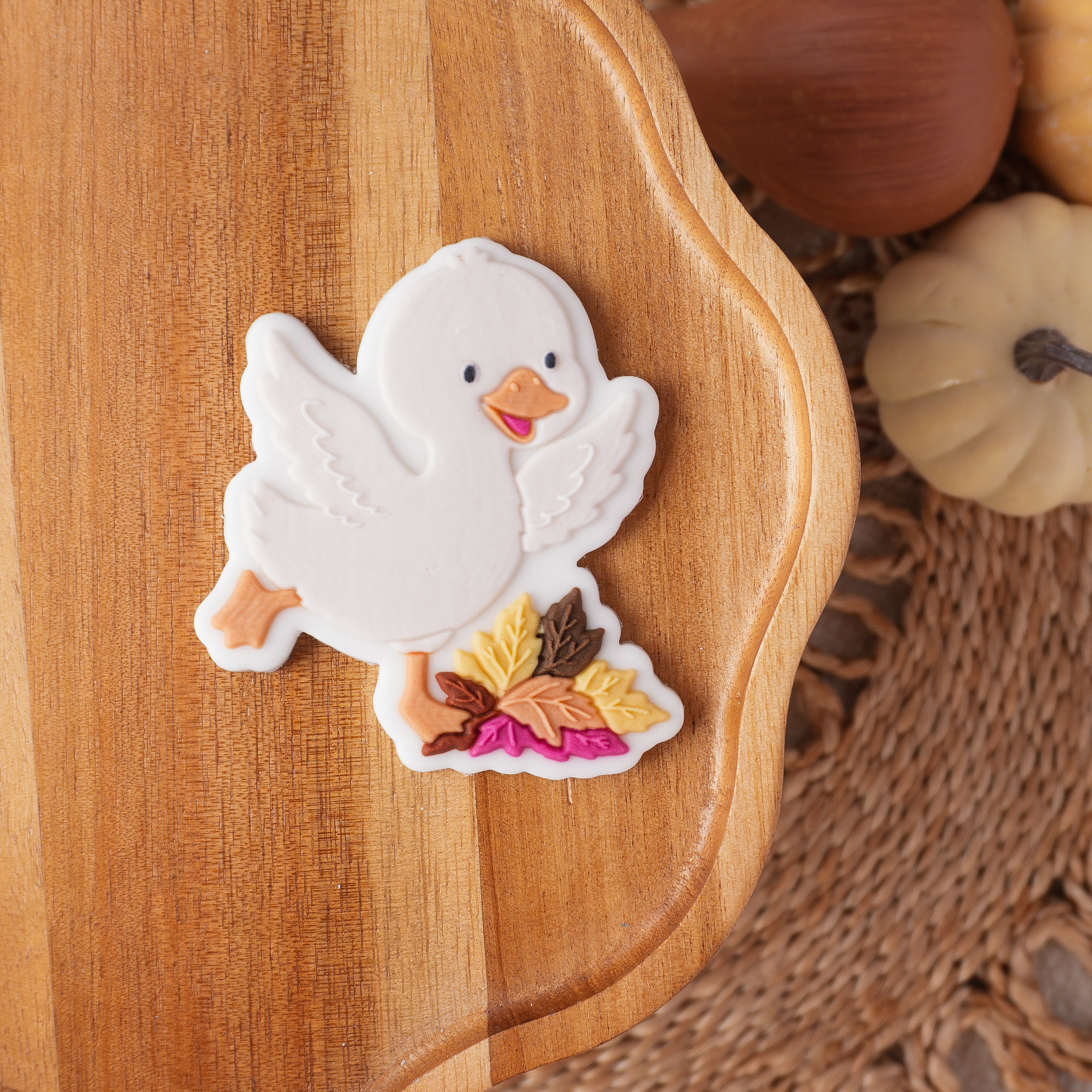 Gans mit Herbstblättern
