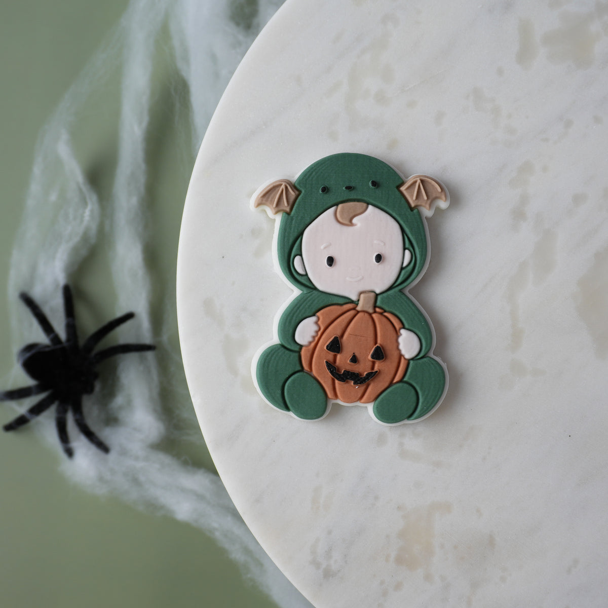Baby im Halloween Onesie mit Kürbis