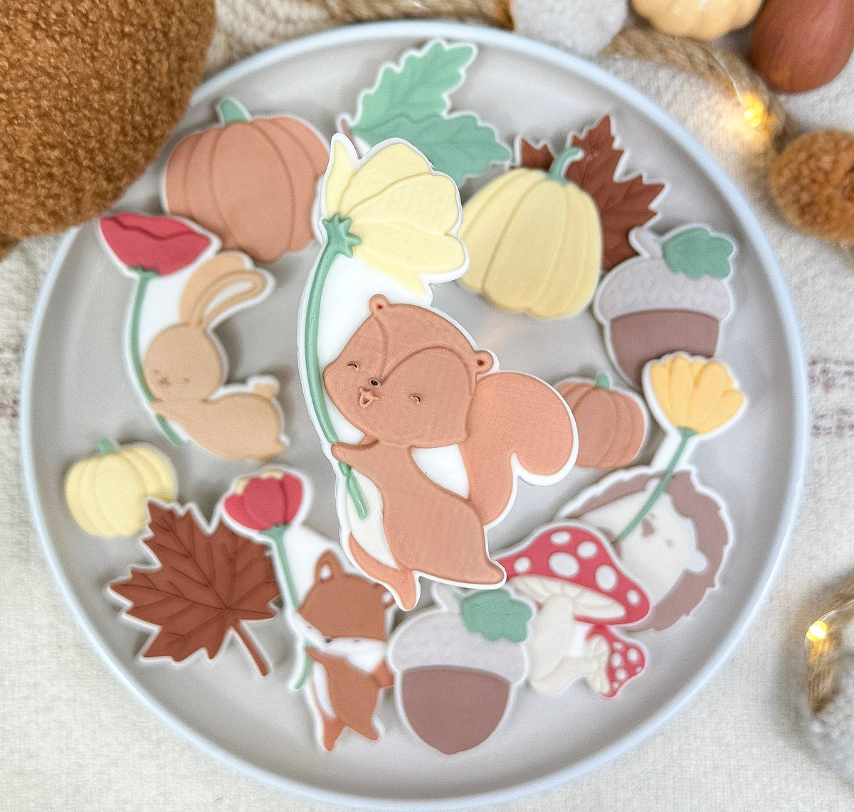 Eichhörnchen mit Blume