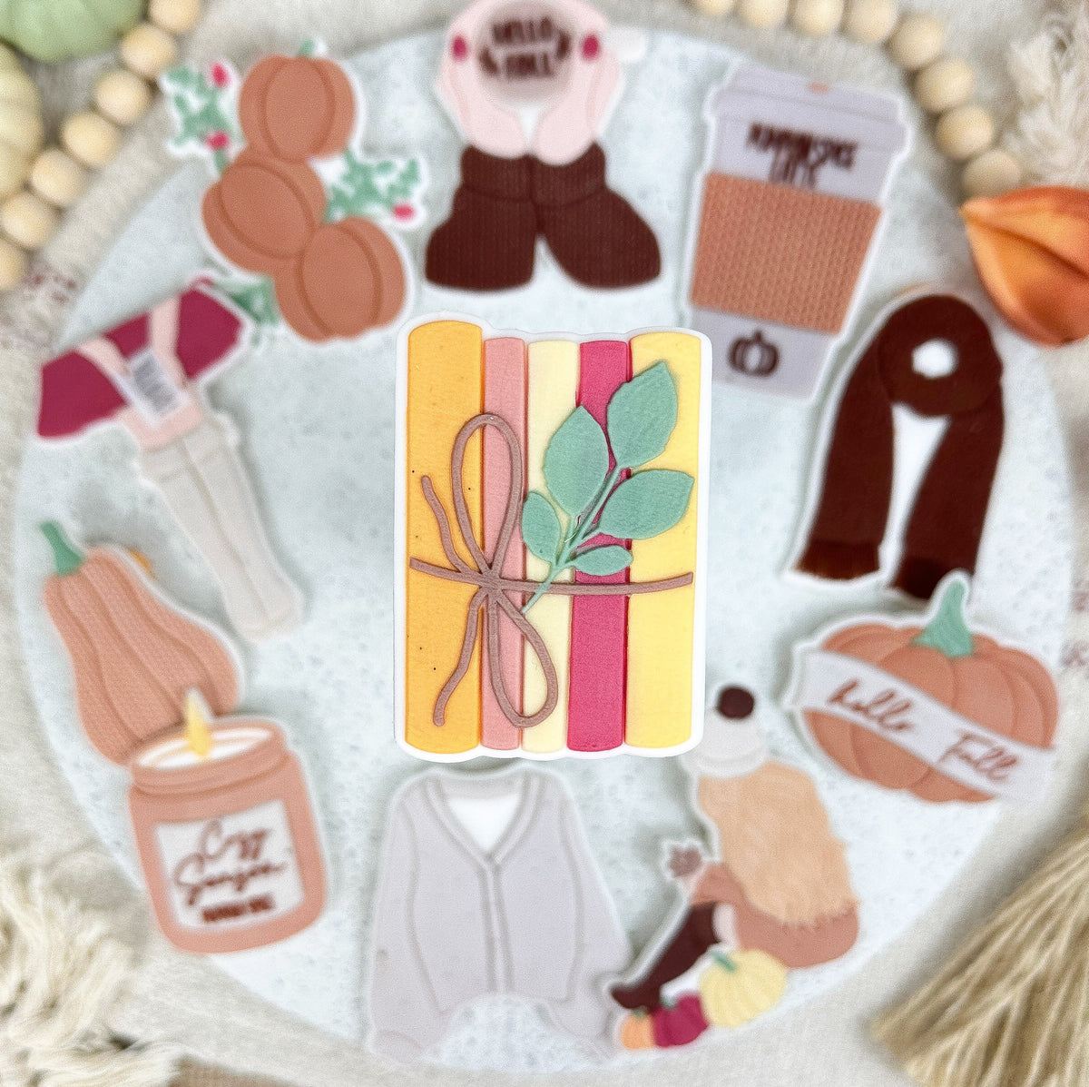 Bücherstapel mit Herbstzweig