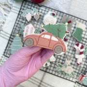 Auto mit Weihnachtsbaum