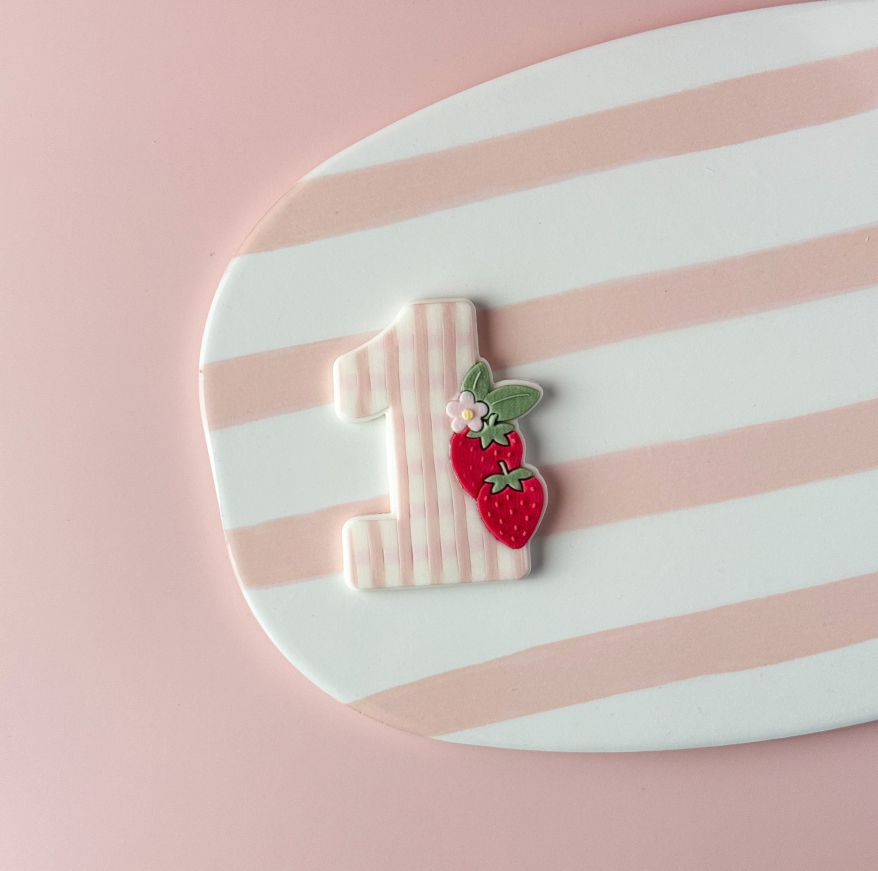 Zahl 1 mit Erdbeeren